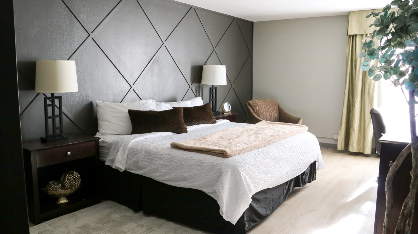 rooms & suites gurnee at The Ten Hotel